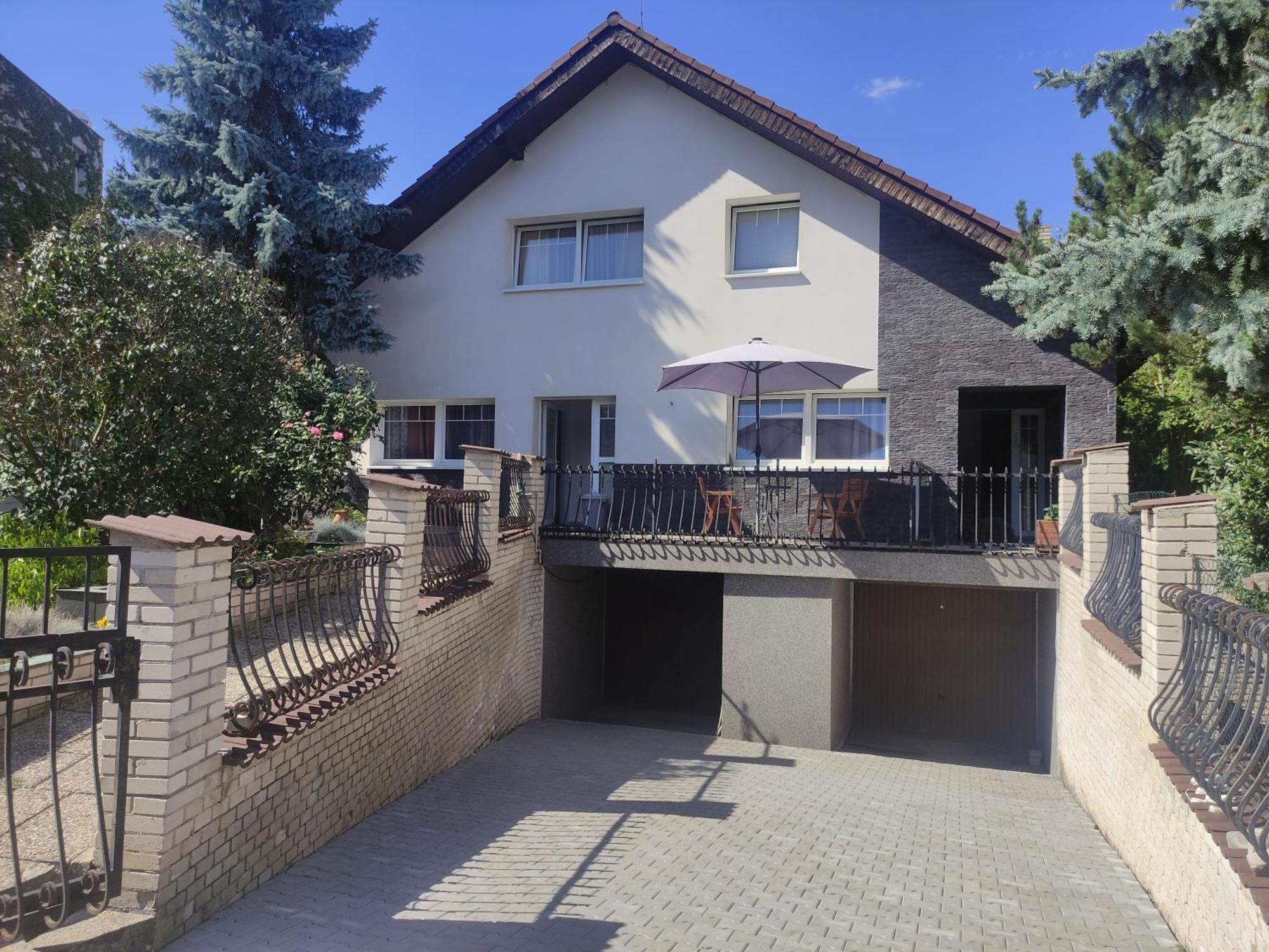 Cozy Gardens Apartments In Прага Экстерьер фото