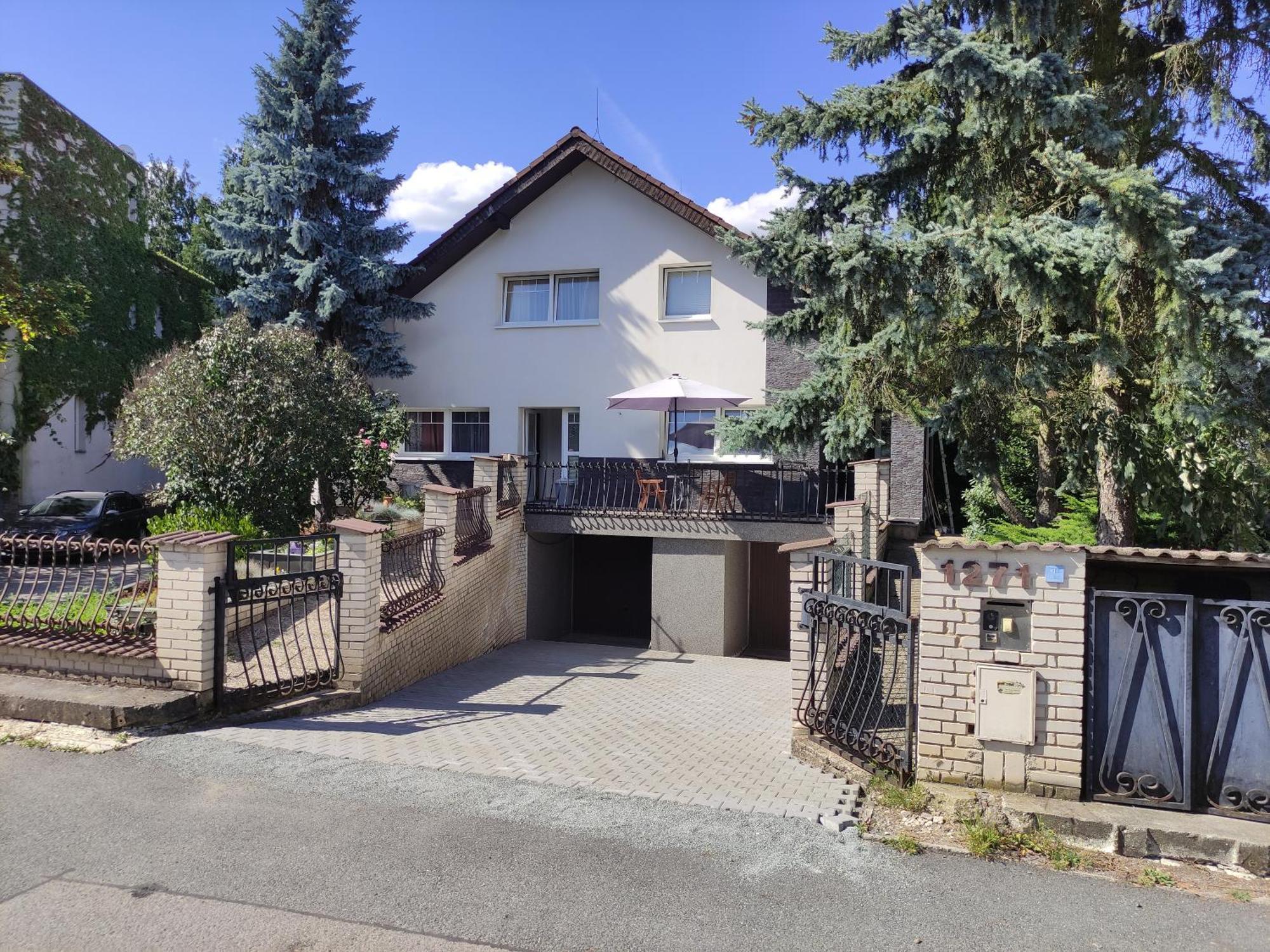 Cozy Gardens Apartments In Прага Экстерьер фото