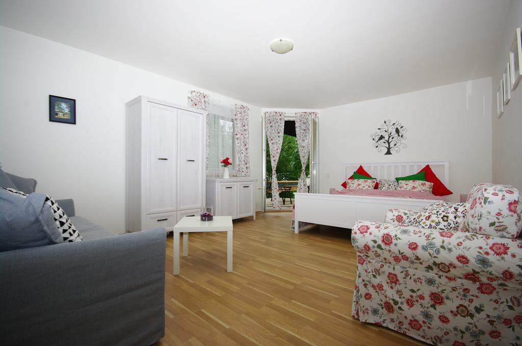 Cozy Gardens Apartments In Прага Экстерьер фото