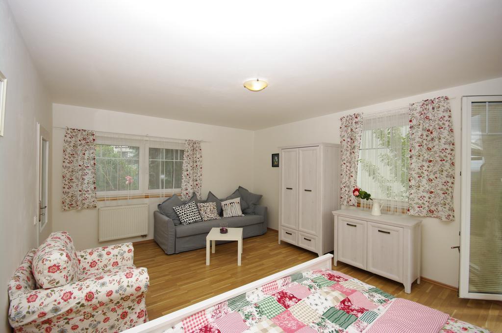 Cozy Gardens Apartments In Прага Экстерьер фото